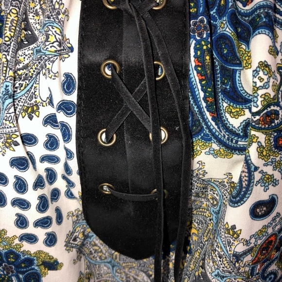 EMMA ROSE SIZE MEDIUM PAISLEY BOHO PATTERN LACE UP CHEST LARGE BELL SLEEVES TOP - Picture 2 of 6